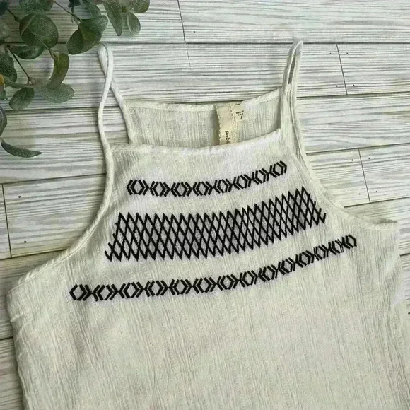 Robin K Embroidered spaghetti strap crinkle fabric Tank top - Picture 2 of 4